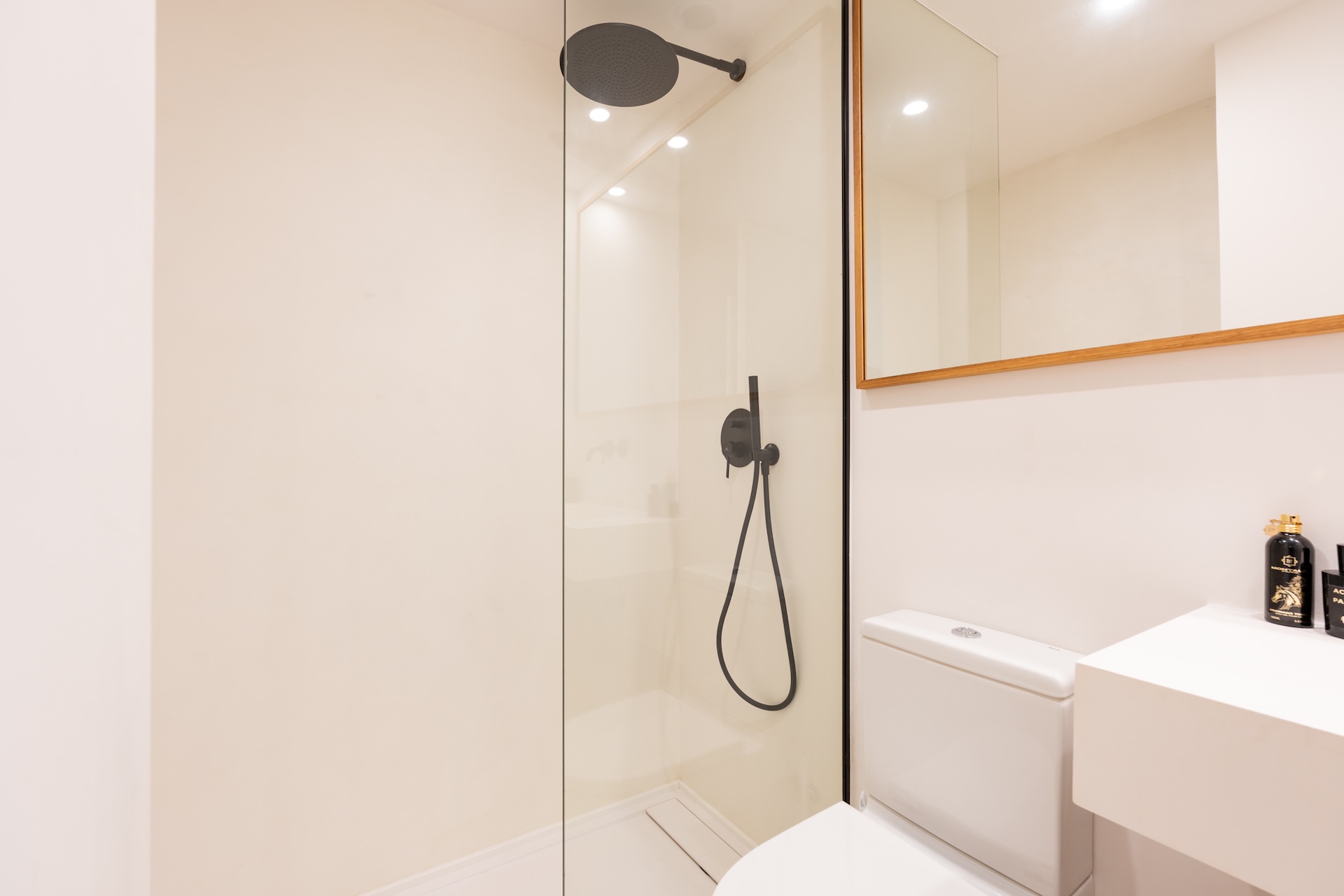 Resa Estates 3 slaapkamers Talamanca te koop sale Ibiza shower 2 bathroom.jpg